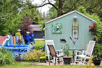 Garten mit grünem Gartenhaus