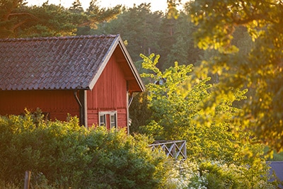 Schwedenrotes Gartenhaus im Garten